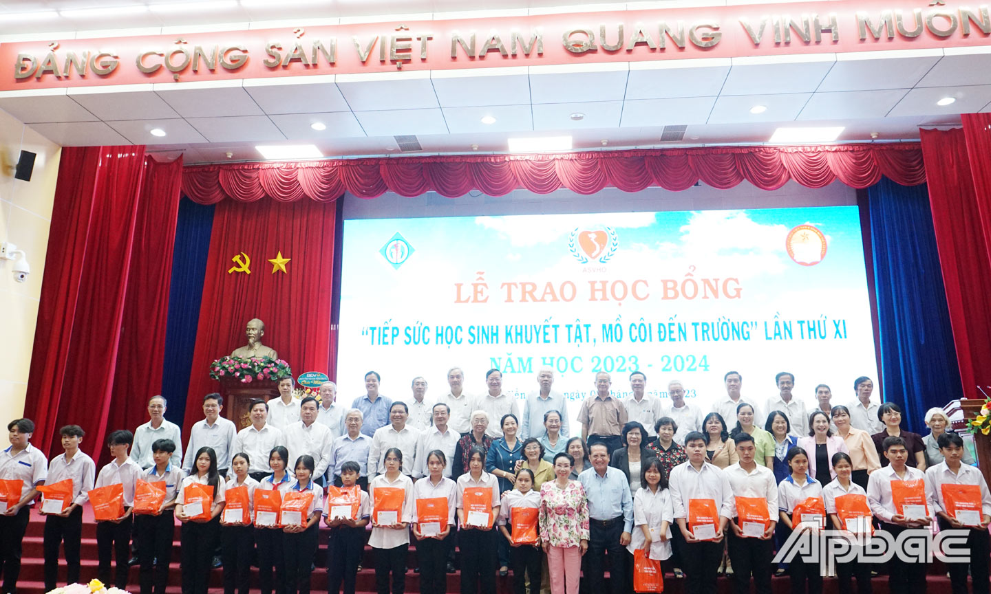 Lễ trao học bổng “Tiếp sức học sinh khuyết tật, mồ côi đến trường” lần thứ XI năm học 2023 - 2024.