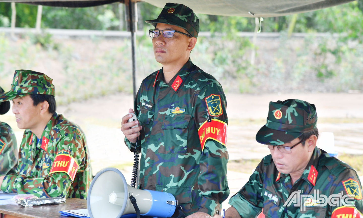 Trung tá Nguyễn Văn Khuây (đứng) chỉ huy kiểm tra bắn đạn thật cho đối tượng sĩ quan và quân nhân chuyên nghiệp.