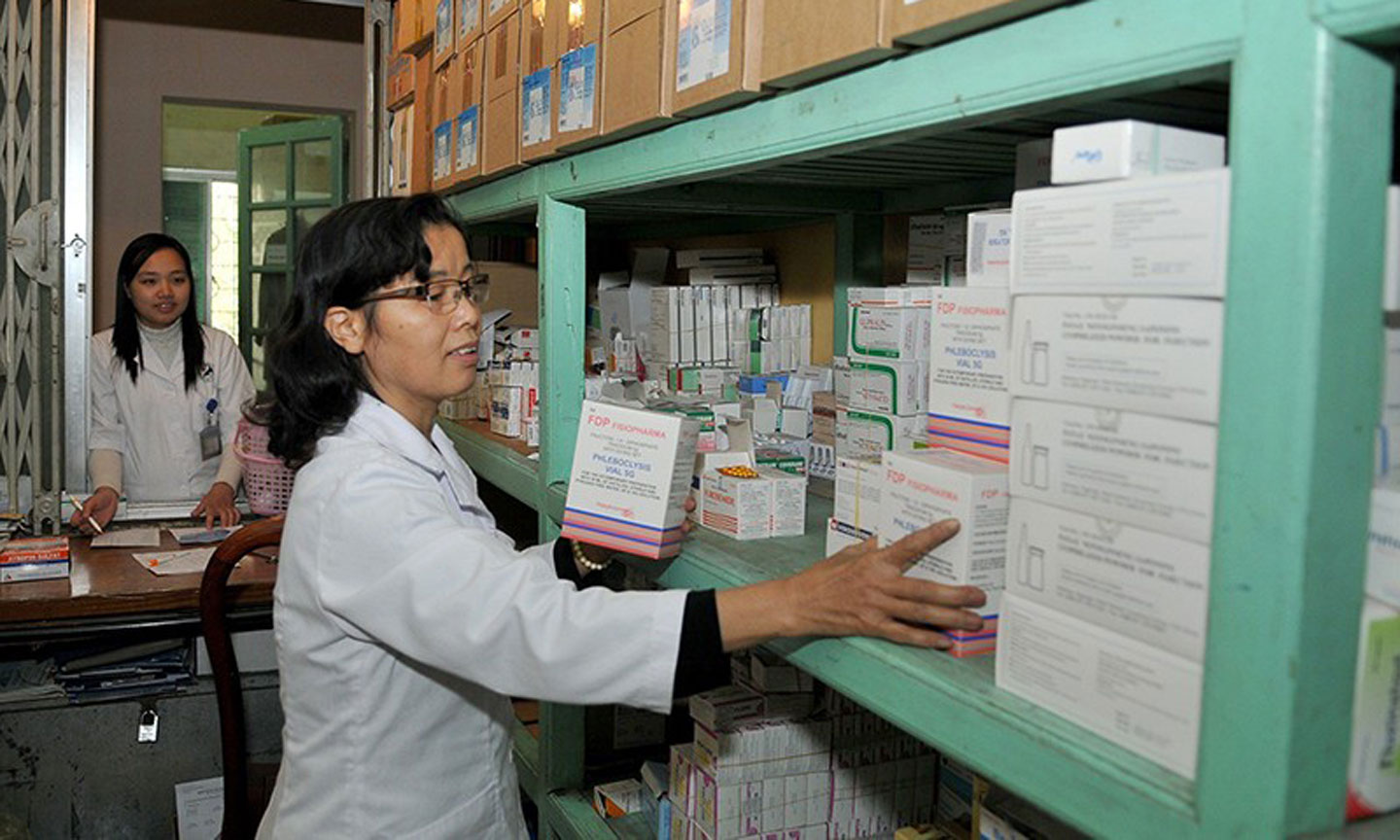 Cấp phát thuốc điều trị cho bệnh nhân tại nhà thuốc Bệnh viện đa khoa Đức Giang (Hà Nội). (Ảnh NGUYỄN ĐĂNG)