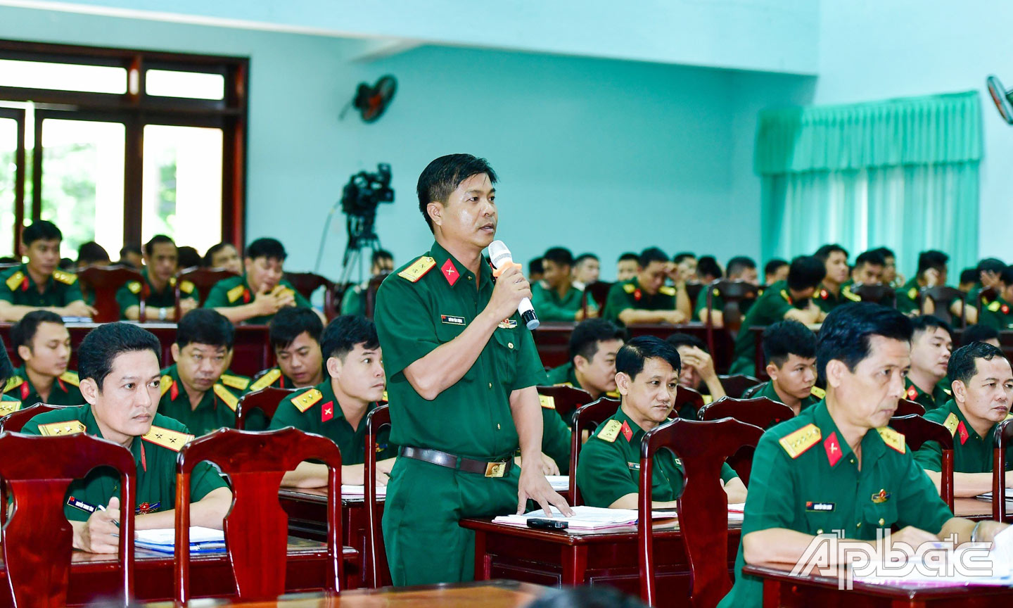 Trung tá Huỳnh Văn Lượng, Trưởng Ban Tuyên huấn, Phòng Chính trị phát biểu ý kiến tại buổi đối thoại.