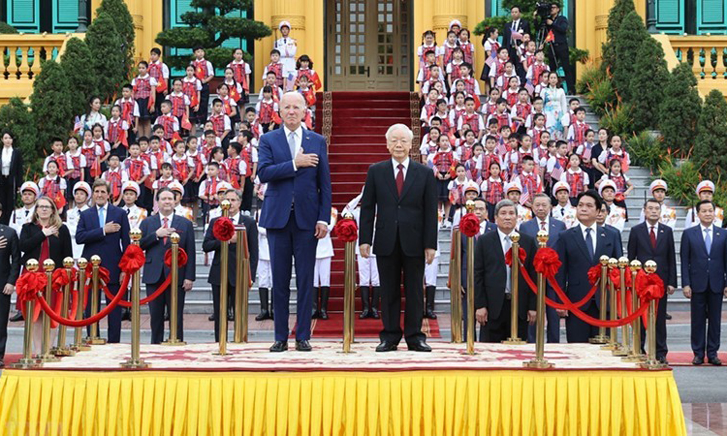 Party General Secretary Trong and President Biden at the welcome ceremony (Photo: VNA).
