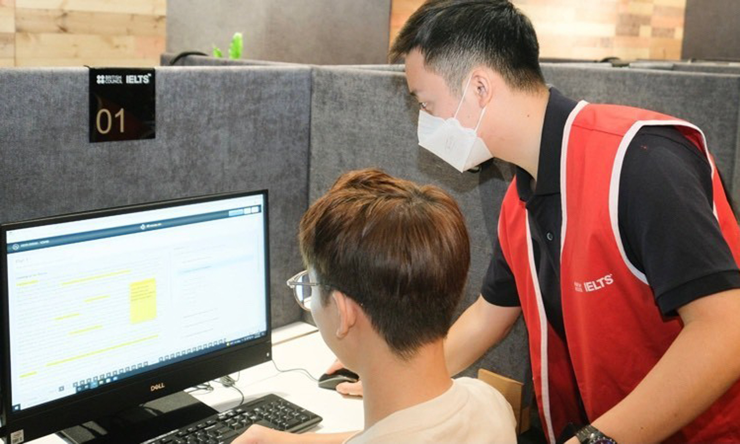 A candidate is guided to take the IELTS test on computer (Photo: British Council Vietnam).