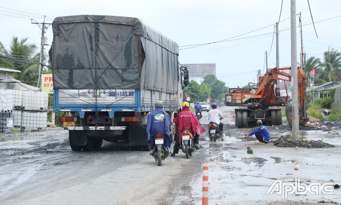 Đơn vị thi công đang triển khai san lấp điểm ngập nước, tiềm ẩn nguy cơ tai nạn giao thông.