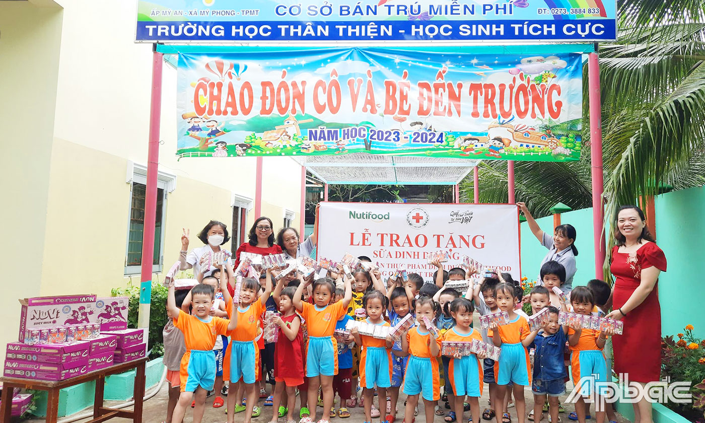 Hội Chữ thập đỏ tỉnh Tiền Giang trao sữa cho các em tại trường Mầm non Tịnh Nghiêm