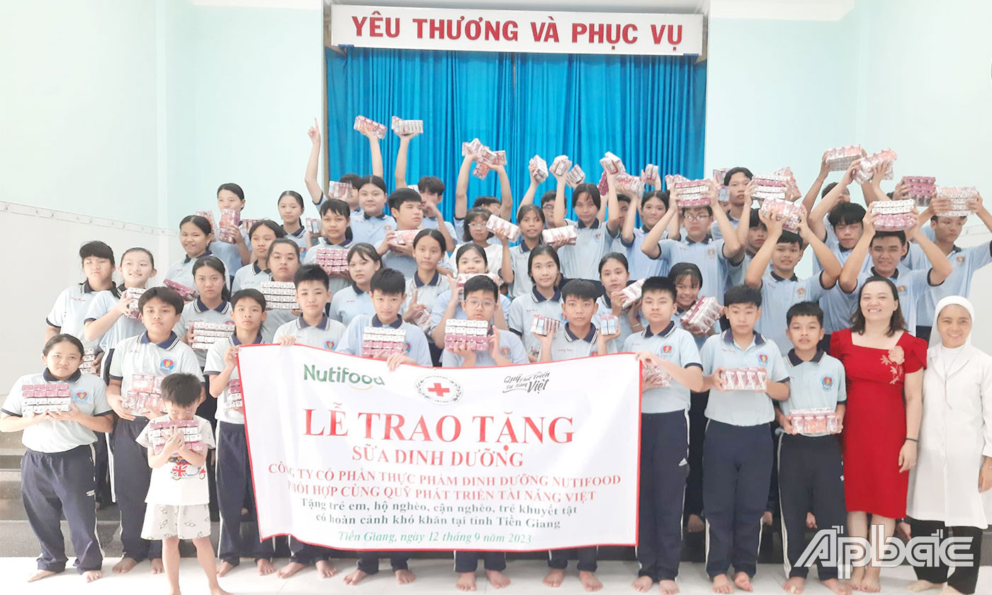 Hội Chữ thập đỏ tỉnh Tiền Giang trao sữa cho các trẻ em khuyết tật tại trường Khuyết tật Nhân ái Mỹ Tho 