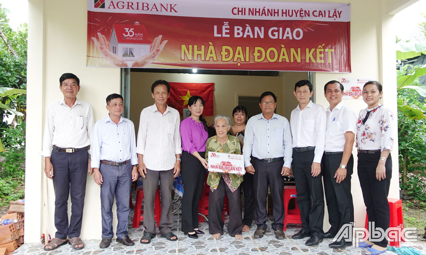 Bàn giao nhà đại đoàn kết cho hộ nghèo tại xã Cẩm Sơn, huyện Cai Lậy.
