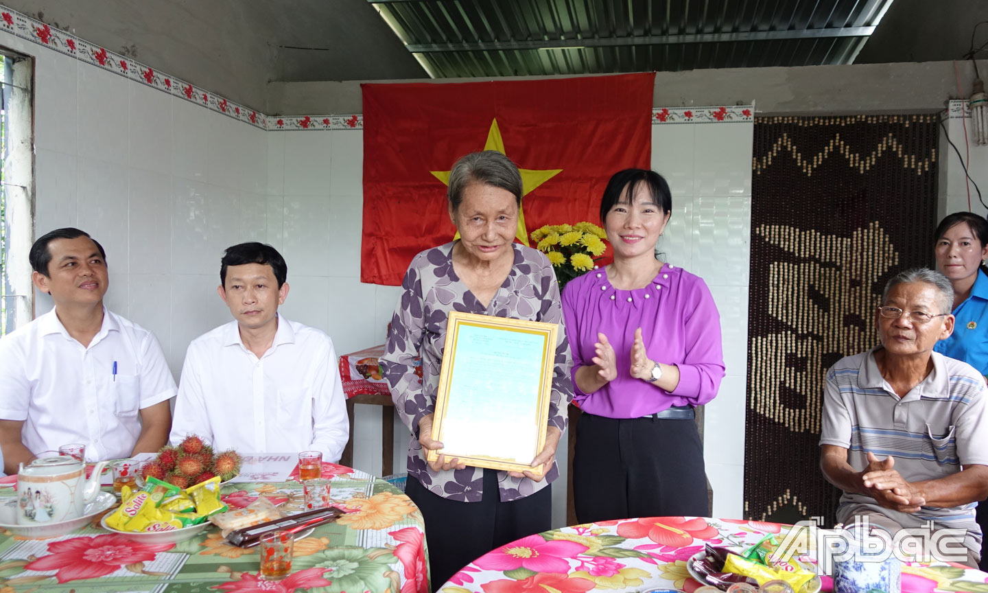  Bà Nguyễn Thị Kim Oanh, PCT UBMTTQVN huyện Cai Lậy trao quyết định bàn giao nhà cho gia đình bà Huỳnh Thị Bé, ấp Hiệp Phú, xã Hiệp Đức