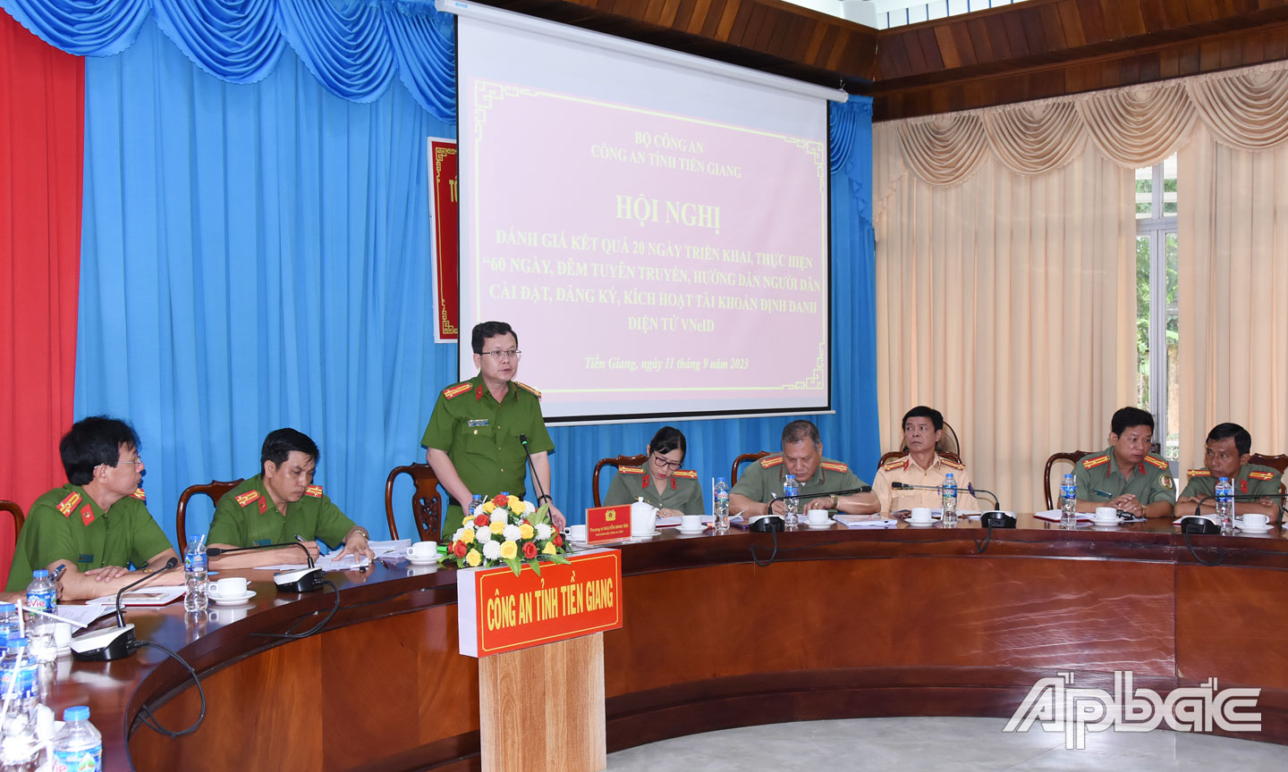 Thượng tá Nguyễn Minh Tân, Phó Giám đốc Công an tỉnh chủ trì và chỉ đạo hội nghị . Ảnh Trọng Tín. 