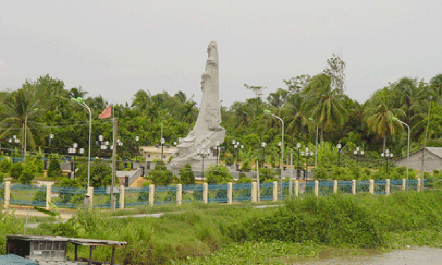 Tượng đài chiến thắng Ba Rài. Ảnh: NGUYỄN NGỌC PHAN.