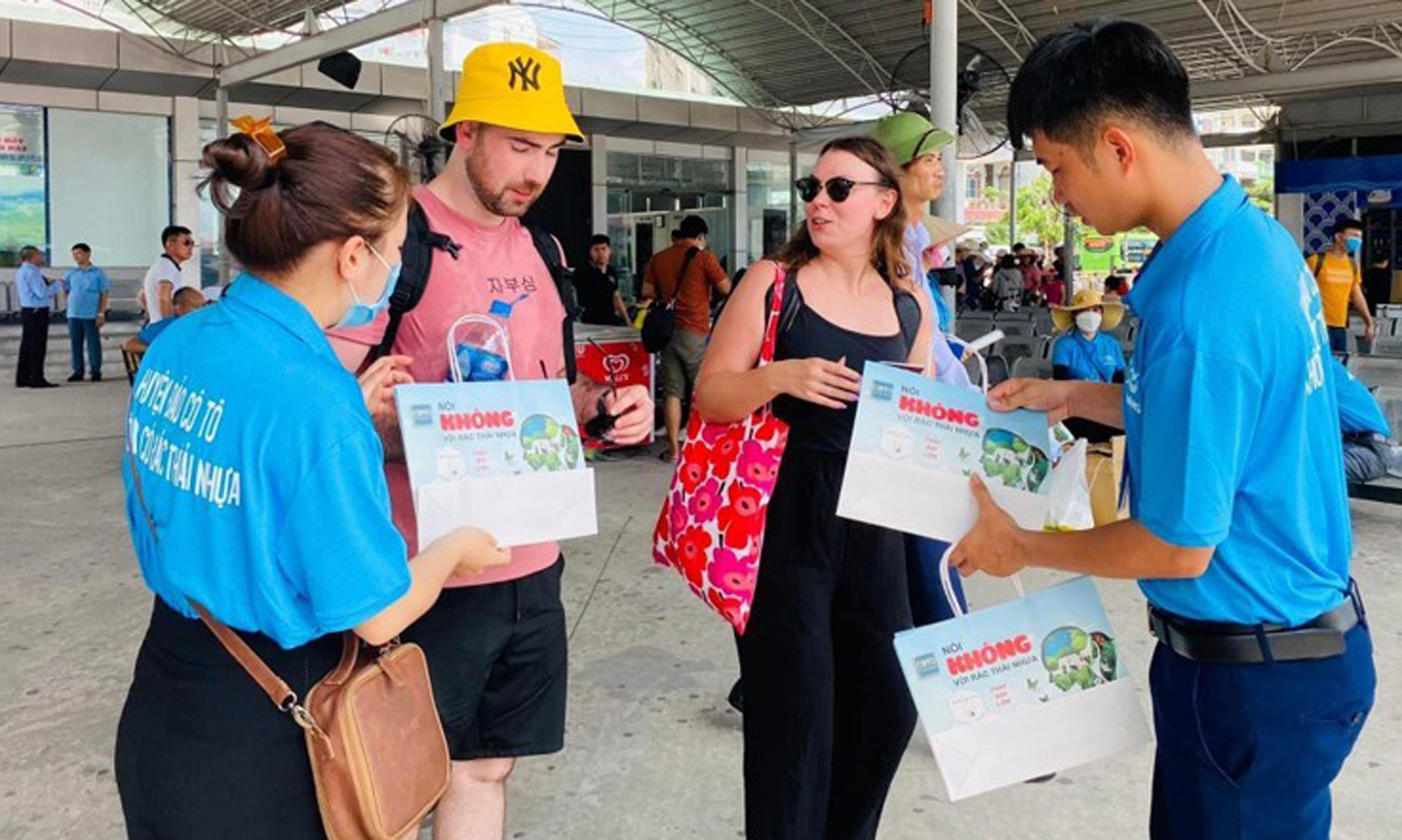 The Co To District working group provides paper bags to replace plastic bags for tourists in the first phase of the pilot programme. (Photo: Co To District Information-Culture Centre).