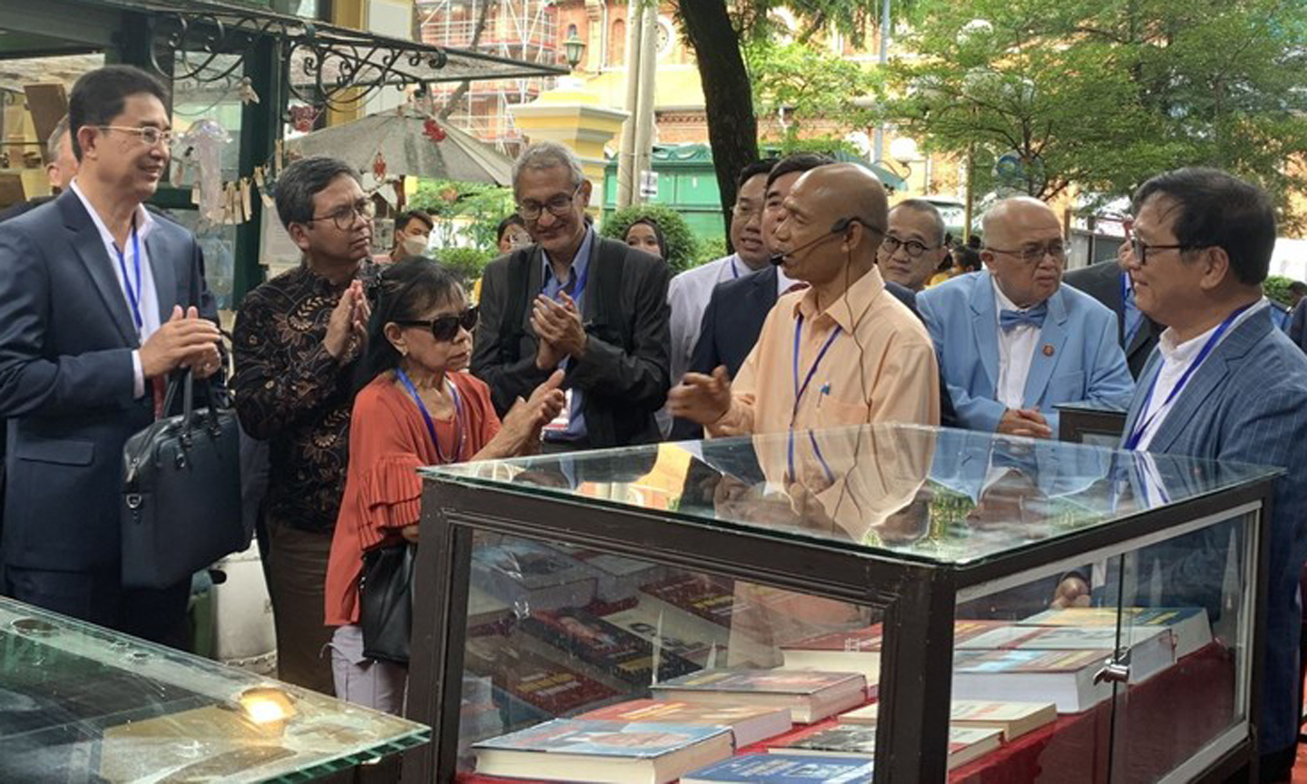 ABO/NDO- A book exhibition on President Ho Chi Minh and other Party and State leaders was launched by the Vietnam Publishers’ Association at Ho Chi Minh City’s Book Street on September 15.