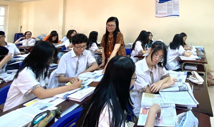 Cô Đinh Thị Bích Liên và học trò trong giờ Tiếng Anh. Ảnh: NVCC