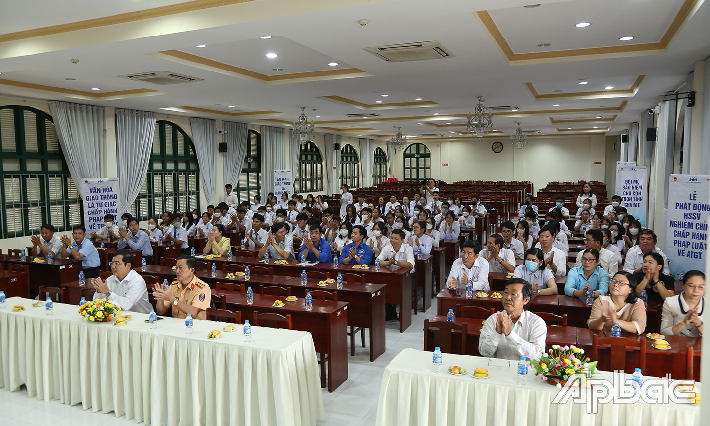 Quang cảnh điểm cầu Tiền Giang.