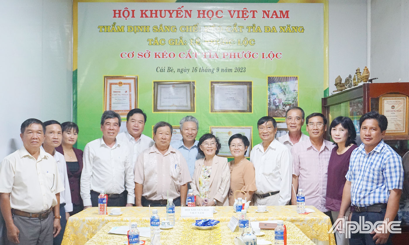 Đoàn thẩm định chụp hình lưu niệm với ông Lê Phước Lộc tác giả đề án “Kéo cắt tỉa đa năng”