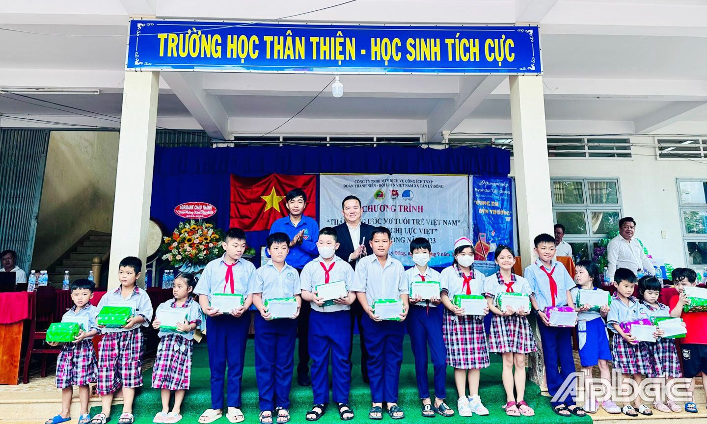 Xã đoàn vận động các đơn vị, nhà hảo tâm tặng quà cho các em học sinh nghèo, có hoàn cảnh khó khăn.                                                                                         Ảnh: THÀNH TRUNG