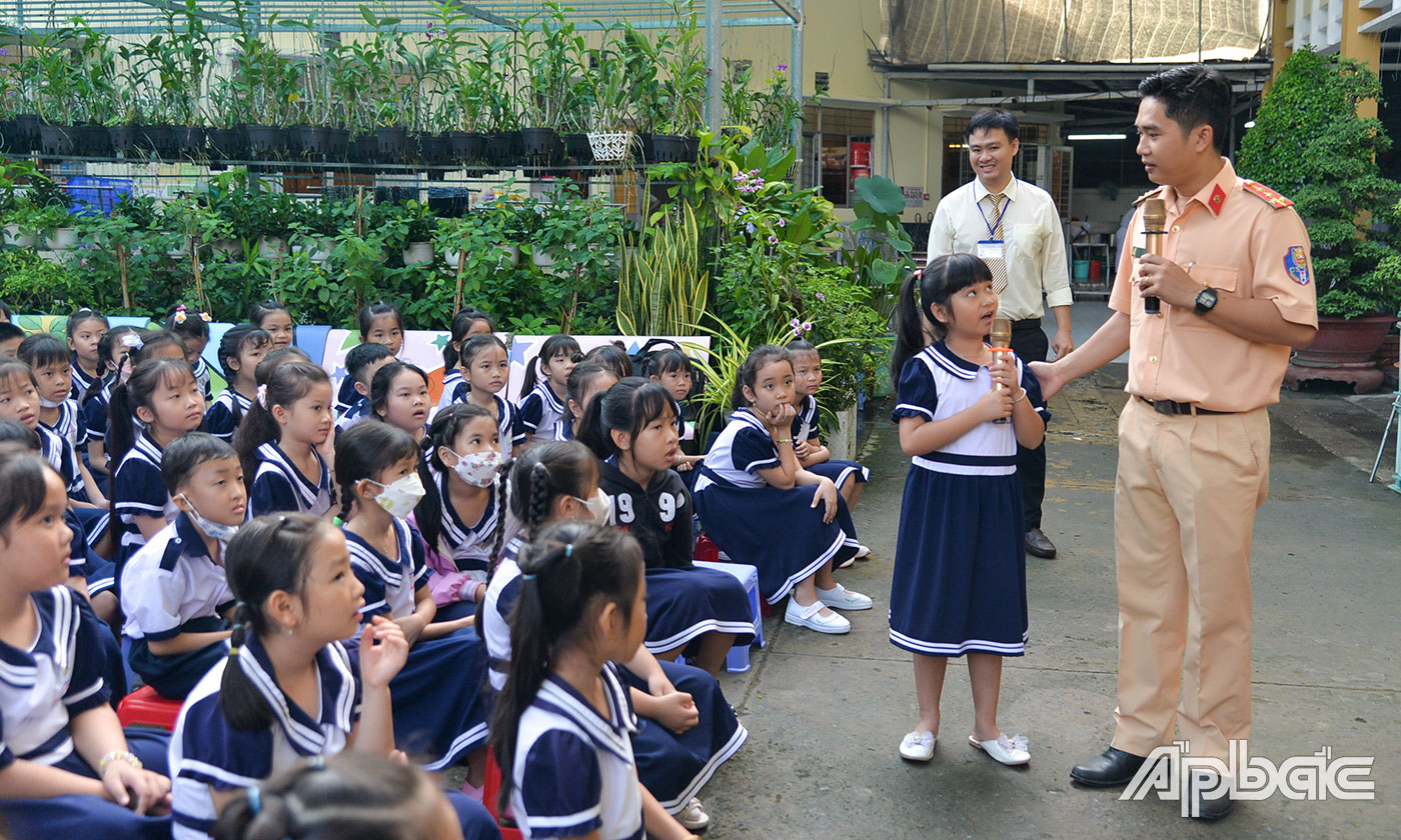 Để buổi tuyên truyền sôi động và giúp các em học sinh ghi nhớ kiến thức, cán bộ Phòng Cảnh sát Giao thông đã đặt ra nhiều câu hỏi để học sinh trả lời.