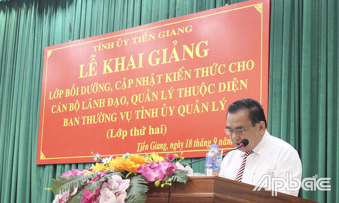 Đồng chí Võ Văn Bình, Phó Bí thư Thường trực Tỉnh ủy, Chủ tịch Hội đồng nhân dân tỉnh phát biểu khai giảng lớp học. 