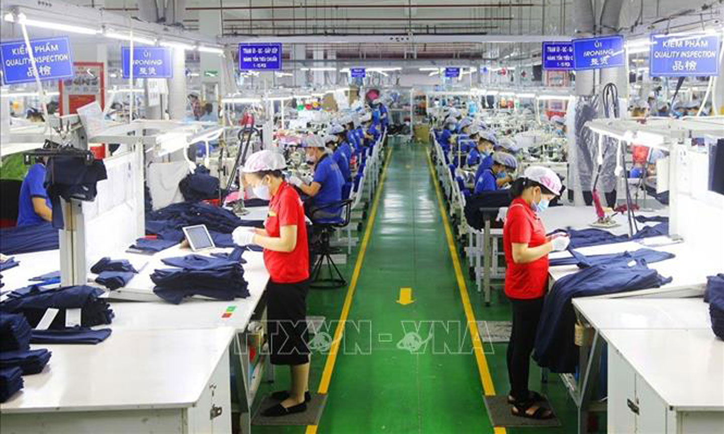 Hoạt động sản xuất tại Công ty TNHH Apparel Far Eastern (Việt Nam) đóng tại Khu công nghiệp Việt Nam - Singapore, thành phố Thuận An (Bình Dương). Ảnh minh họa: TTXVN phát