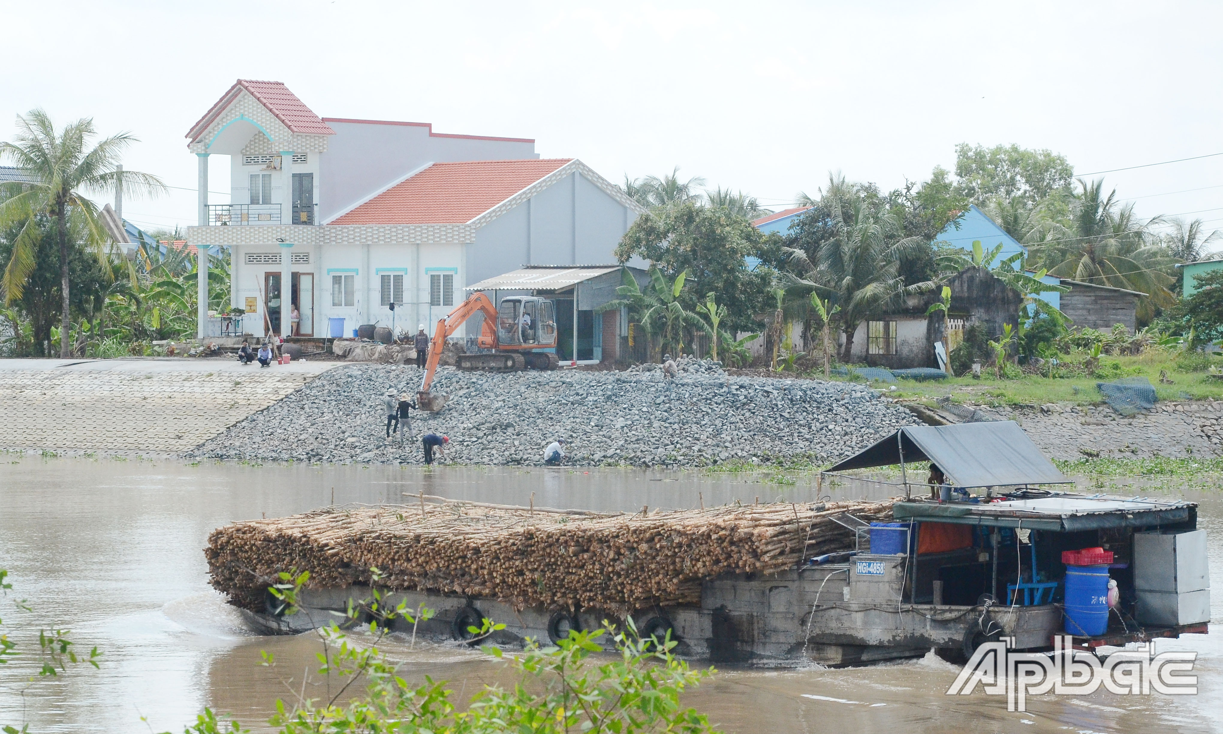 Dự án hoàn thành sẽ giúp việc vận chuyển hàng hóa qua kinh Chợ Gạo thuận lợi và ổn định đời sống người dân phía bờ Nam kinh Chợ Gạo.