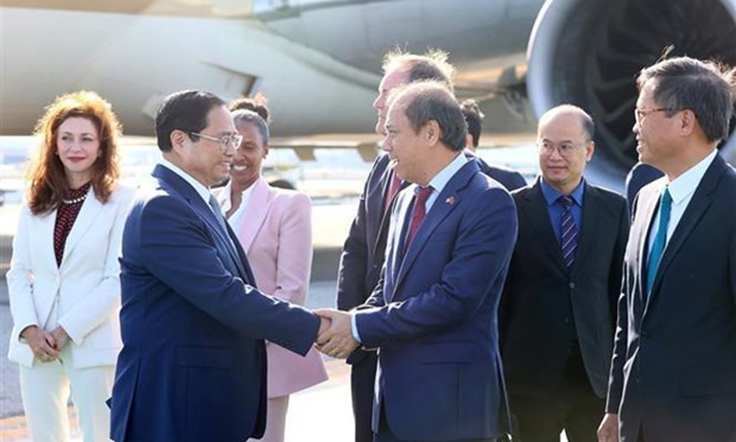 Vietnamese Ambassador to the US Nguyen Quoc Dung (front row,second from right) welcomes Prime Minister Pham Minh Chinh (front row, first left) in San Francisco. (Photo: VNA).