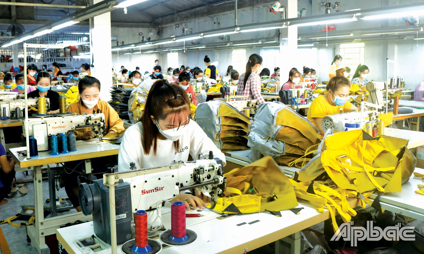 Lao động nông thôn tại một cơ sở may túi xách ở xã Phú Nhuận, huyện Cai Lậy.                                                                                                                                                                           Ảnh: Q.N