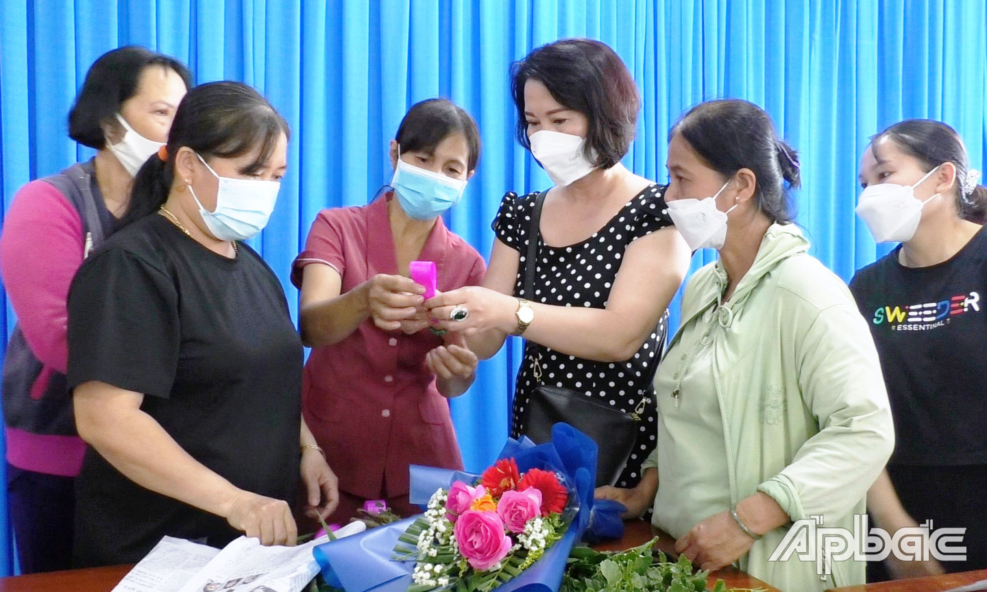 Huyện Cai Lậy tổ chức dạy nghề cắm hoa cho phụ nữ nông thôn.