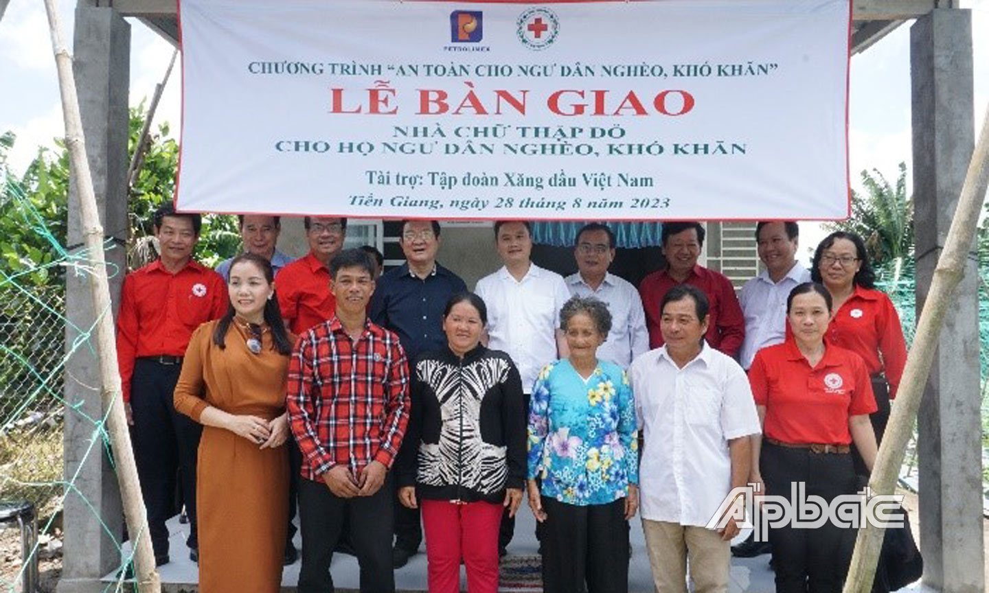 Bàn giao nhà cho hộ ông Lưu Văn Linh (xã Long Chánh, TX. Gò Công). 