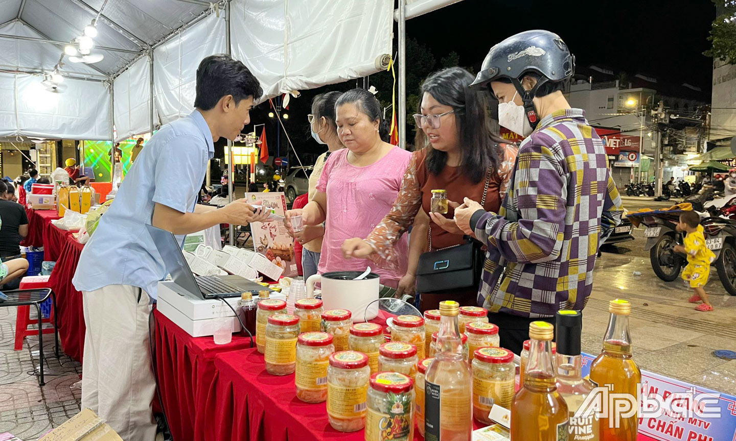 Tân giới thiệu yến sào tại hội chợ