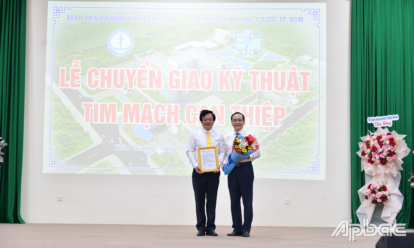 Đại diện Bệnh viện Đại học Y Dược TP. Hồ Chí Minh trao Chứng nhận hoàn tất chuyển giao cho Lãnh đạo Bệnh viện Đa khoa tỉnh Tiền Giang. 