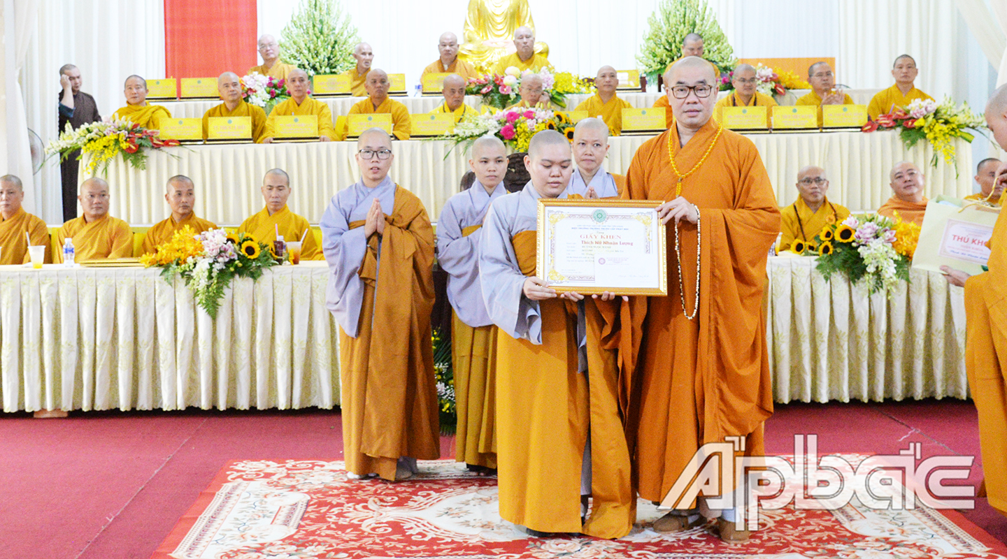 Thượng tọa Thích Quảng Lộc trao thưởng cho ni sinh đạt thành tích xuất sắc khóa học