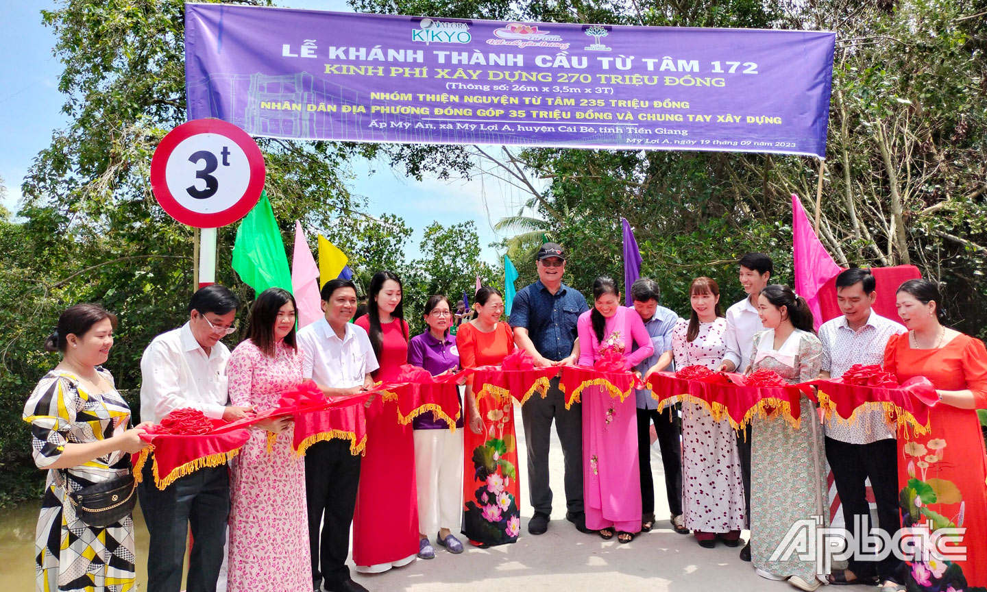 Ảnh đại biểu cắt băng khánh thành Cầu Từ Tâm 172 (Đồng chí Nguyễn Văn Hòa – TUV, Viện trưởng VKSND tỉnh Tiền Giang đứng giữa)  