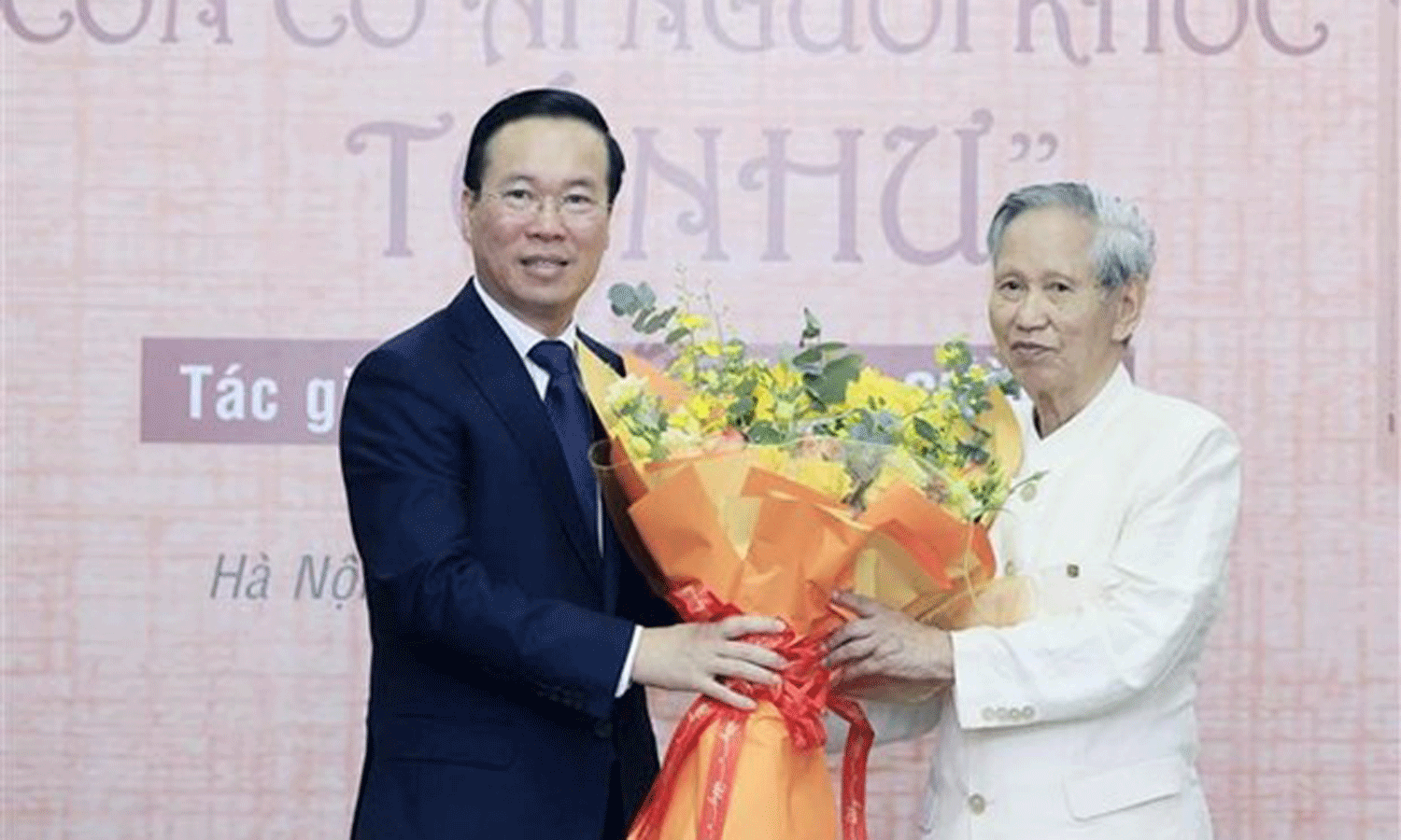 President Vo Van Thuong presents congratulating flowers to writer Vo Ba Cuong (Photo: VNA).