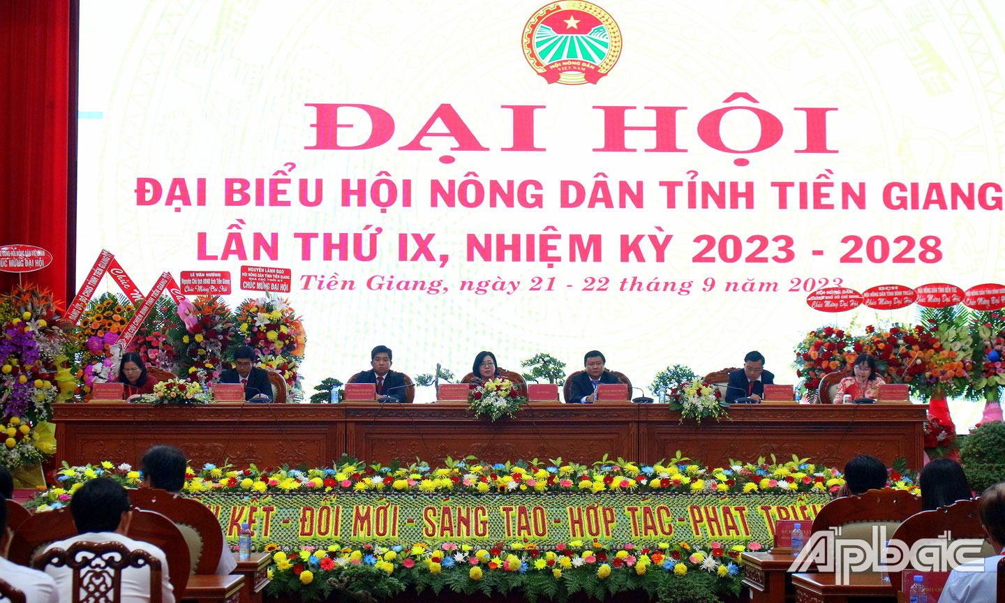 Đoàn Chủ tịch Đại hội.