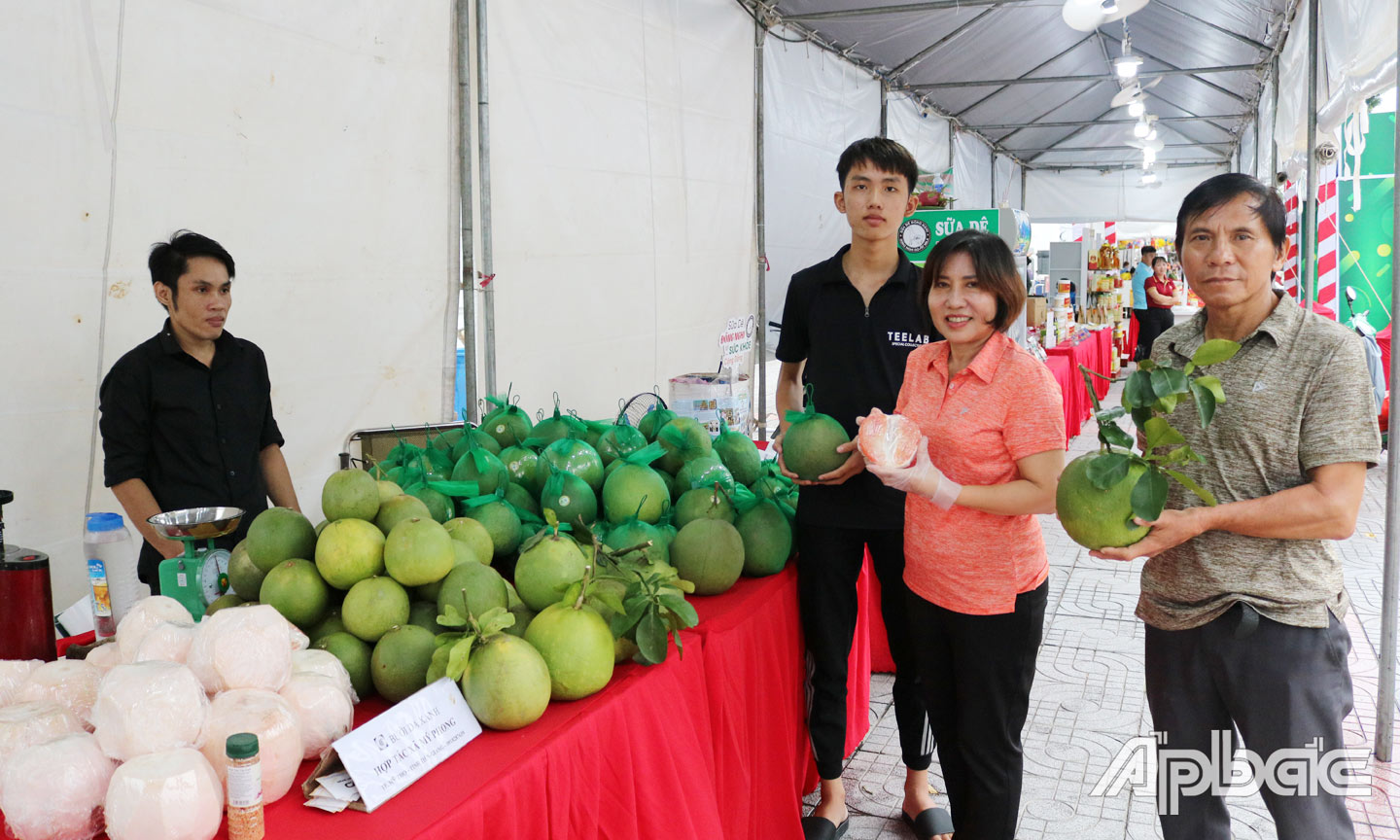 HTX Mỹ Phong tham Phiên chợ OCOP và sản phẩm thương mại được tổ chức vào dịp Lễ 2-9 tại khuôn viên Trung tâm Thương mại Vincom Plaza Mỹ Tho..