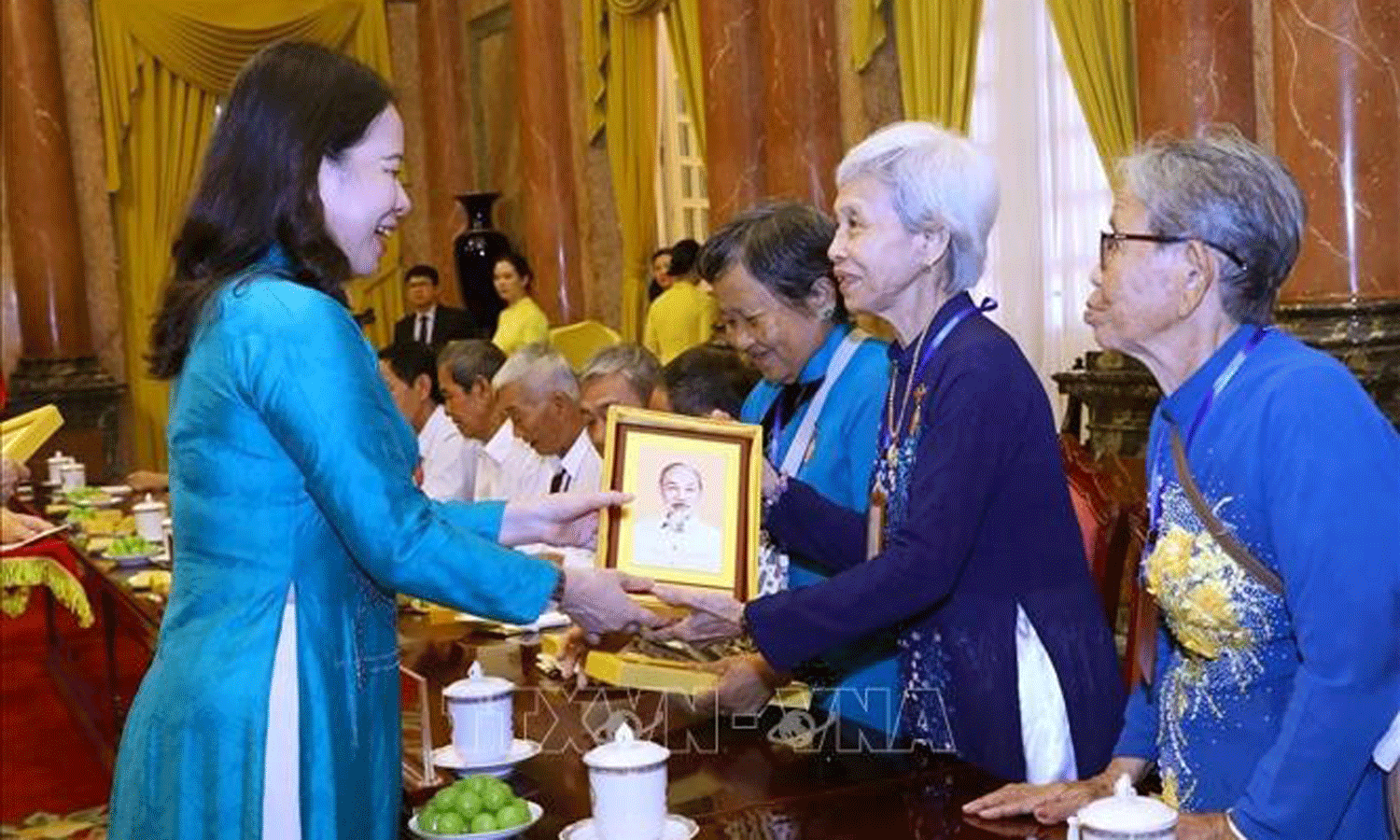 Vice President Vo Thi Anh Xuan presents gifts to revolutionary contributors at the event (Photo: VNA).