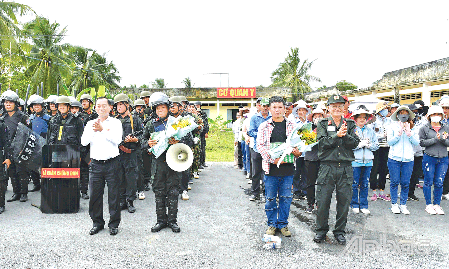  Đồng chí Nguyễn Văn Vĩnh, Chủ tịch UBND tỉnh và đồng chí Huỳnh Văn Bé Hai tặng hoa và quà động viên cho lực lượng  Công an hoàn thành nhiệm vụ thực binh.
