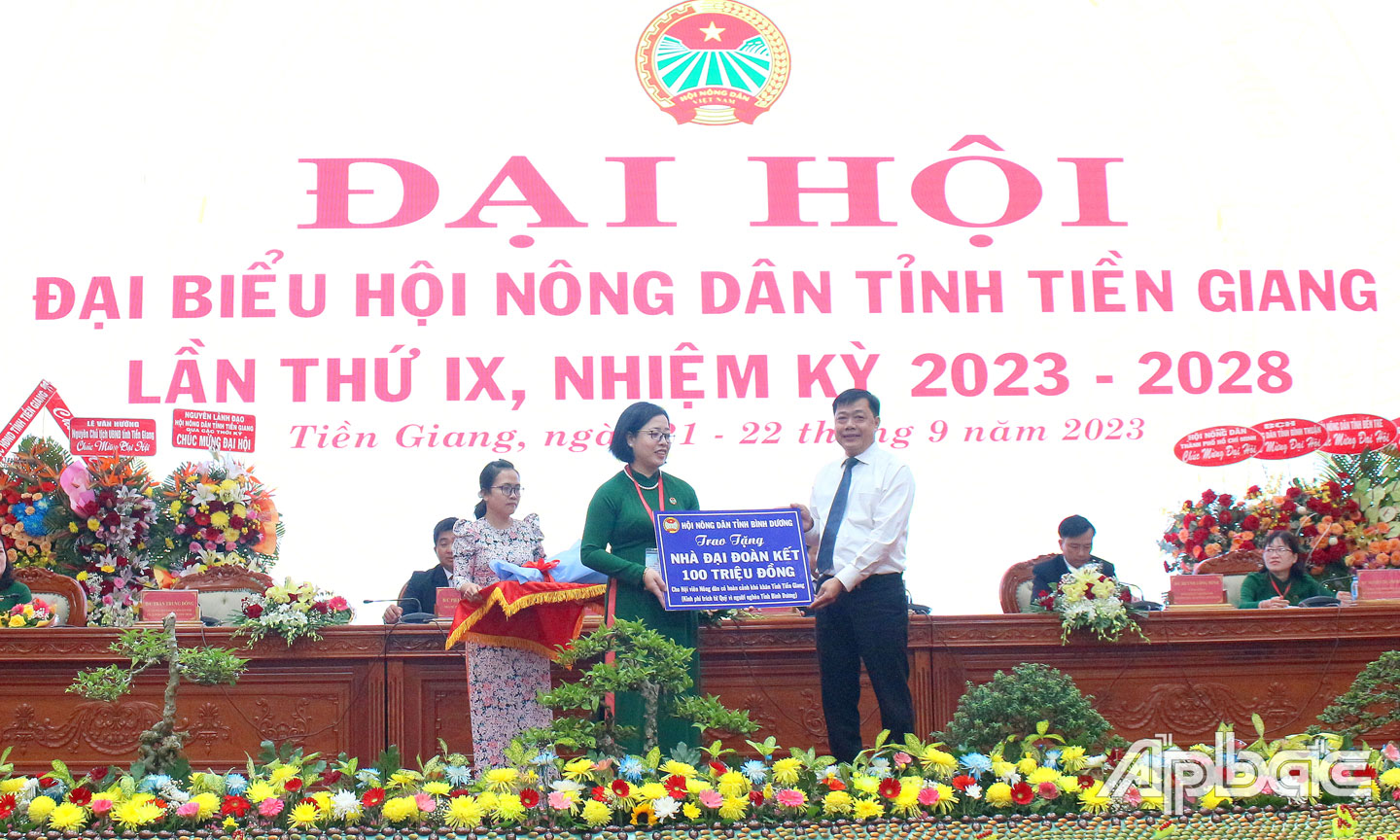 Hội Nông dân tỉnh Bình Dương tặng Bảng tượng trưng Nhà đại đoàn kết trị giá 100 triệu đồng.