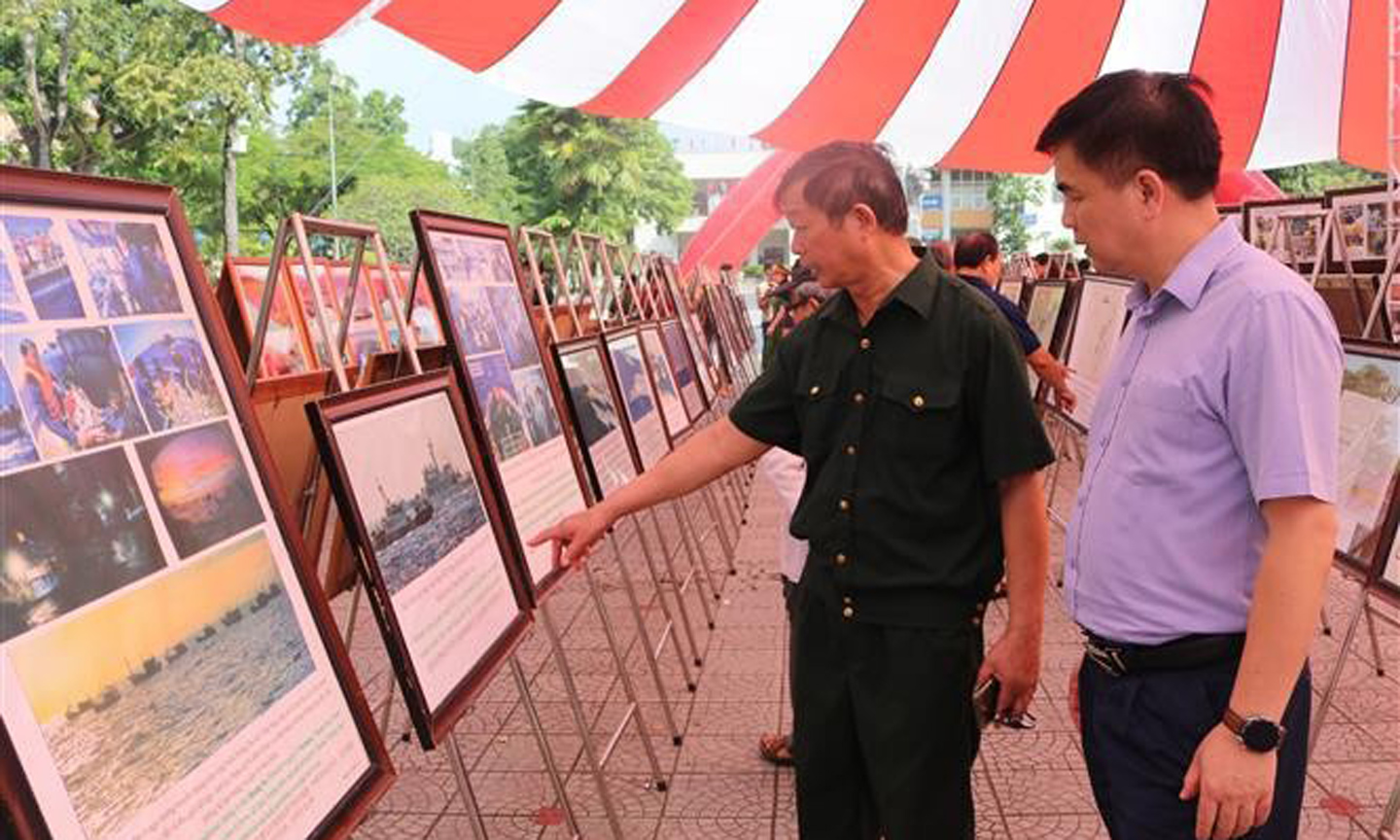 Visitors at the exhibition (Photo: VNA).