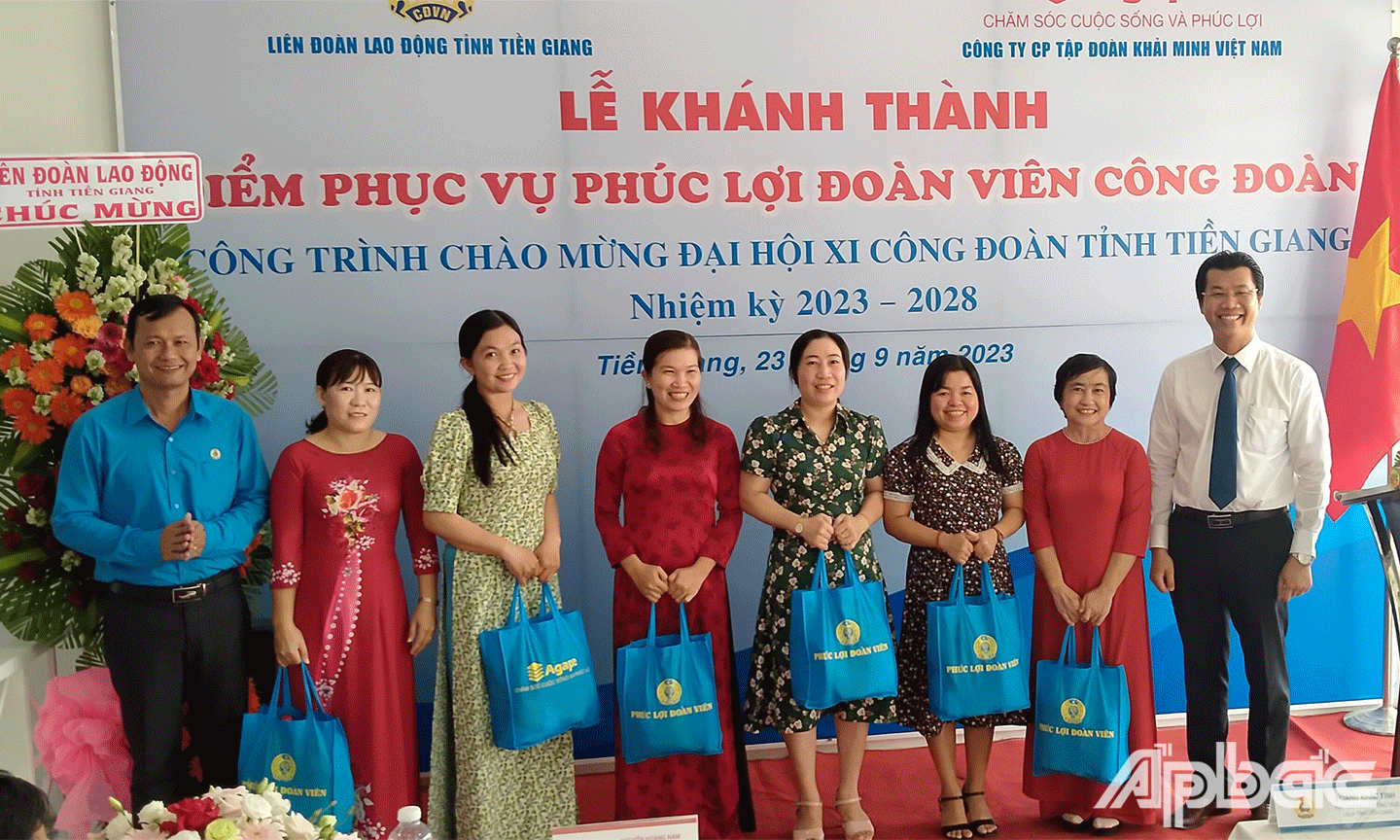 Phúc lợi Agape đã trao tặng 100 phần quà (360.000 đồng/phần), gồm những nhu yếu phẩm thiết yếu đến đoàn viên, người lao động có hoàn cảnh đặc biệt khó khăn.