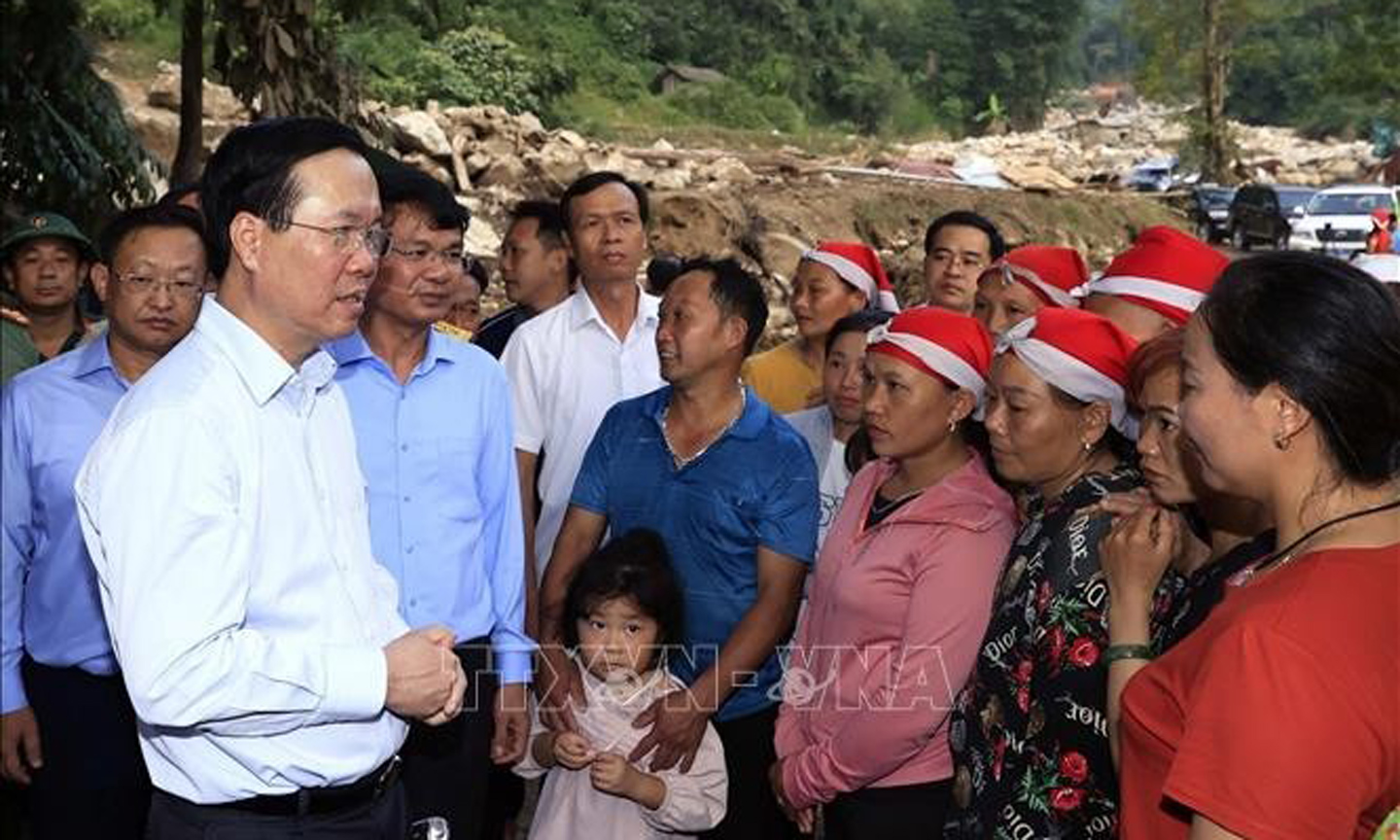 President Vo Van Thuong visits families affected by flash flood in Lao Cai province. (Photo: VNA).