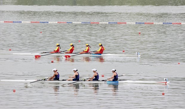 Đội thuyền bốn nữ hạng nặng môn rowing (Đinh Thị Hảo, Dư Thị Bông, Phạm Thị Huệ, Hà Thị Vui) giành HCĐ. (Ảnh: Hoàng Linh/TTXVN)