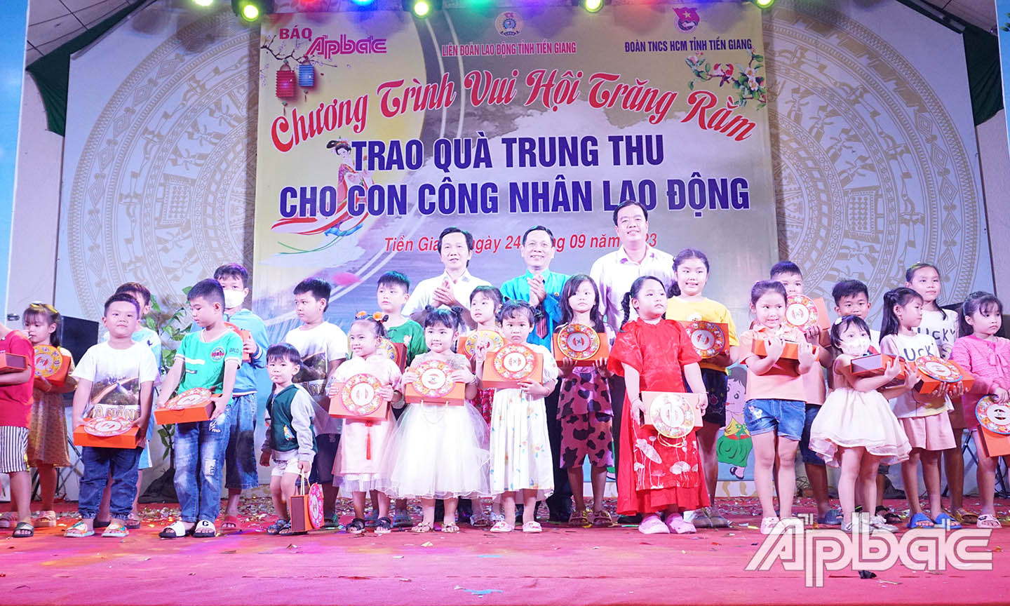 Các em thiếu nhi nhận quà trung thu từ Chương trình “Vui hội Trăng rằm”.