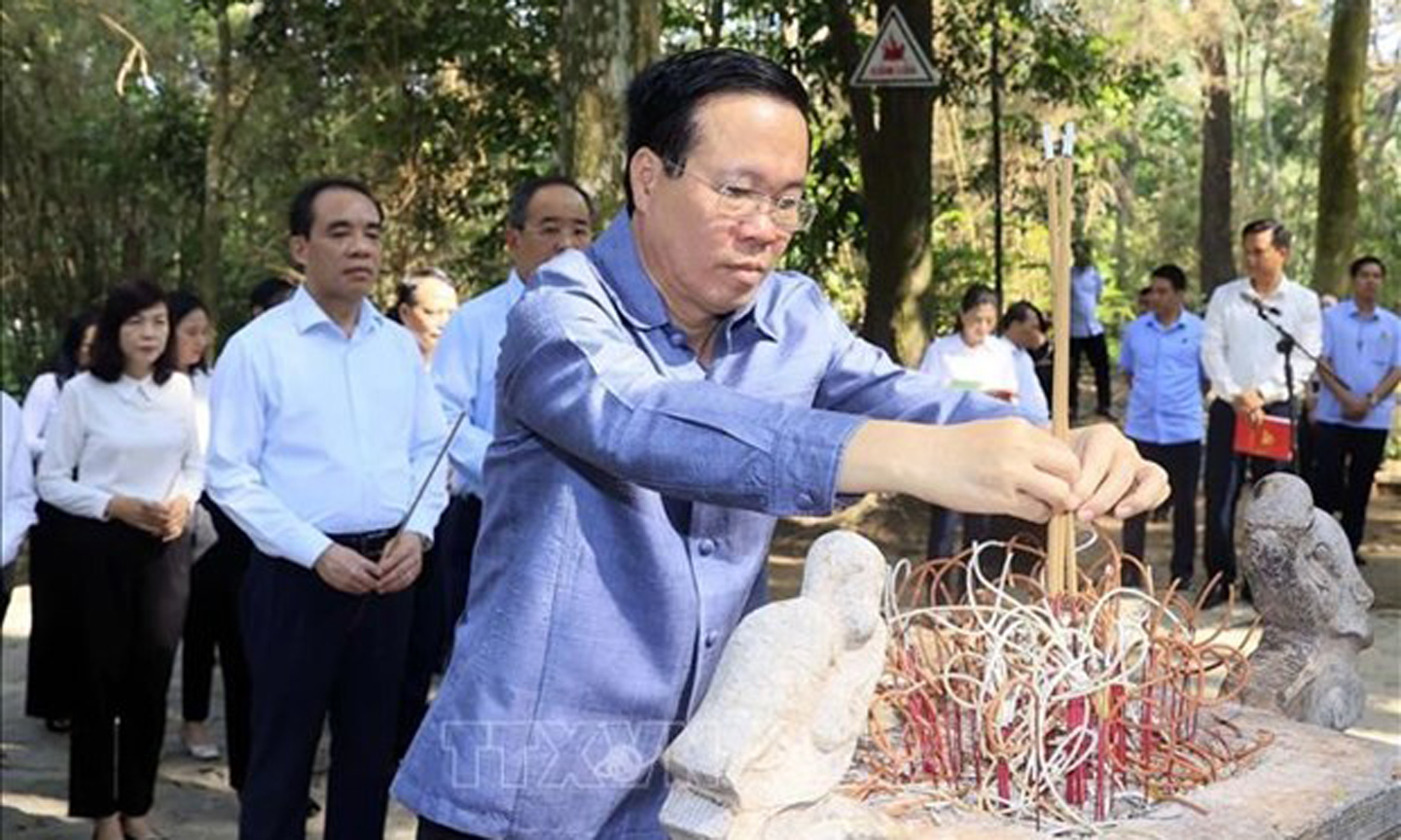 President Vo Van Thuong offers incense in commemoration of late President Ho Chi Minh at Na Nua tent within the Tan Trao special national relic site in the northern province of Tuyen Quang on September 24 (Photo: VNA).