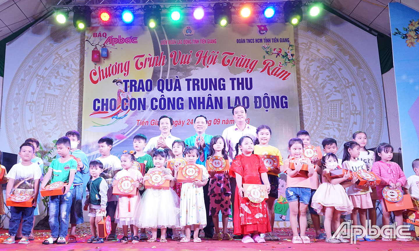 Trao quà trung thu cho con CNLĐ có hoàn cảnh khó khăn từ Chương trình “Tặng quà trung thu cho trẻ em có hoàn cảnh khó khăn” năm 2023 của Báo Ấp Bắc.  