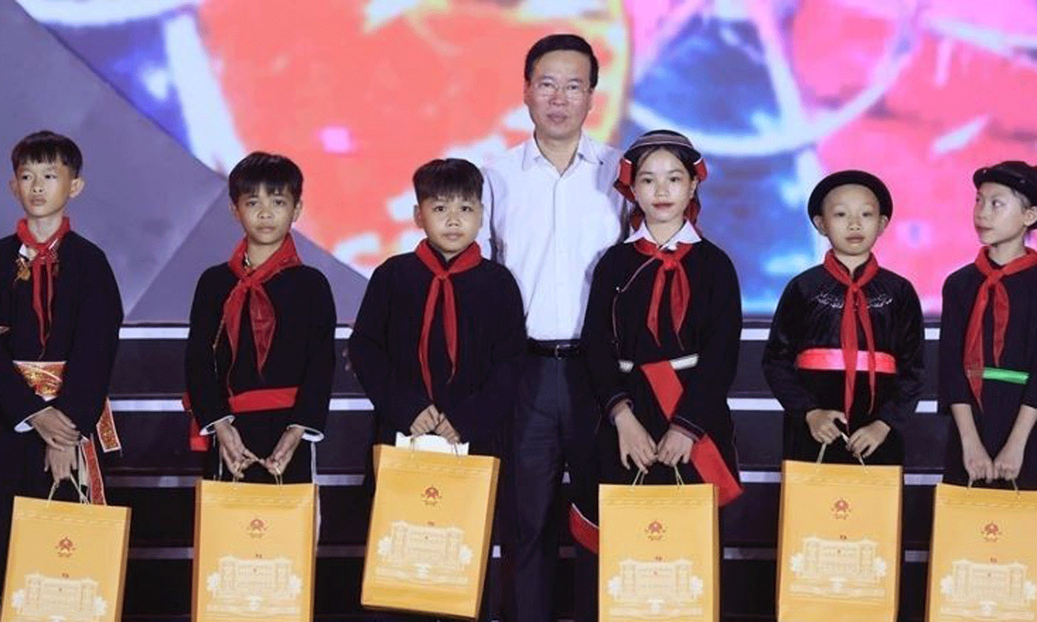 President Vo Van Thuong presents gifts to outstanding children.