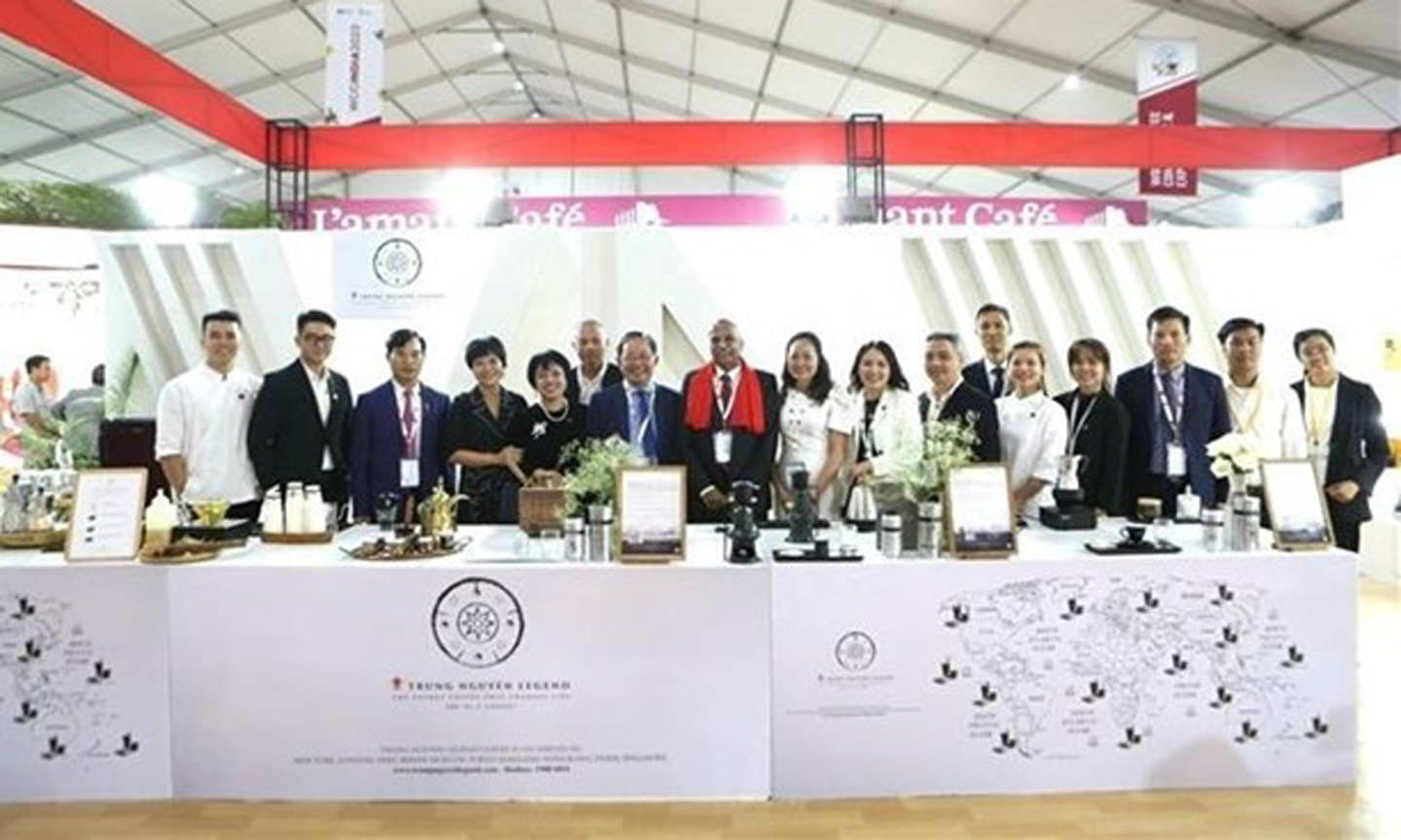 Vietnamese and Indian officials and representatives from Vietnamese coffee enterprises are at Vietnamese pavilion at the 5th WCC in India. (Photo: VNA).