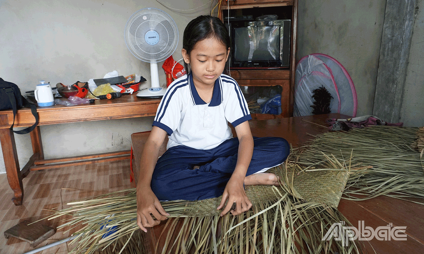 Em Ngô Thị Huỳnh Mai với công việc đan lát phụ giúp  gia đình sau giờ học ở trường.