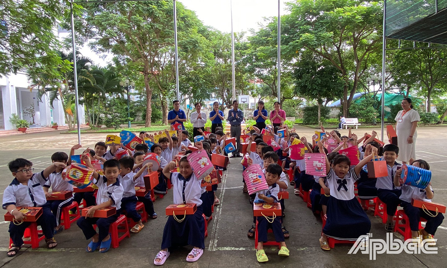 Trao quà Trung thu tại tiểu học Mỹ Phong.