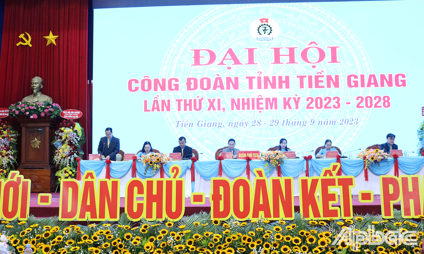 Đoàn Chủ tịch Đại hội.