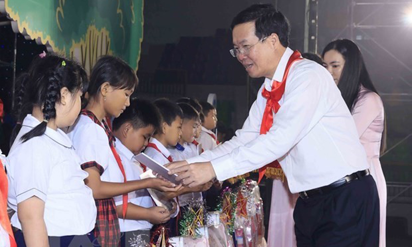 President Vo Van Thuong presents gifts to children (Photo: VNA).